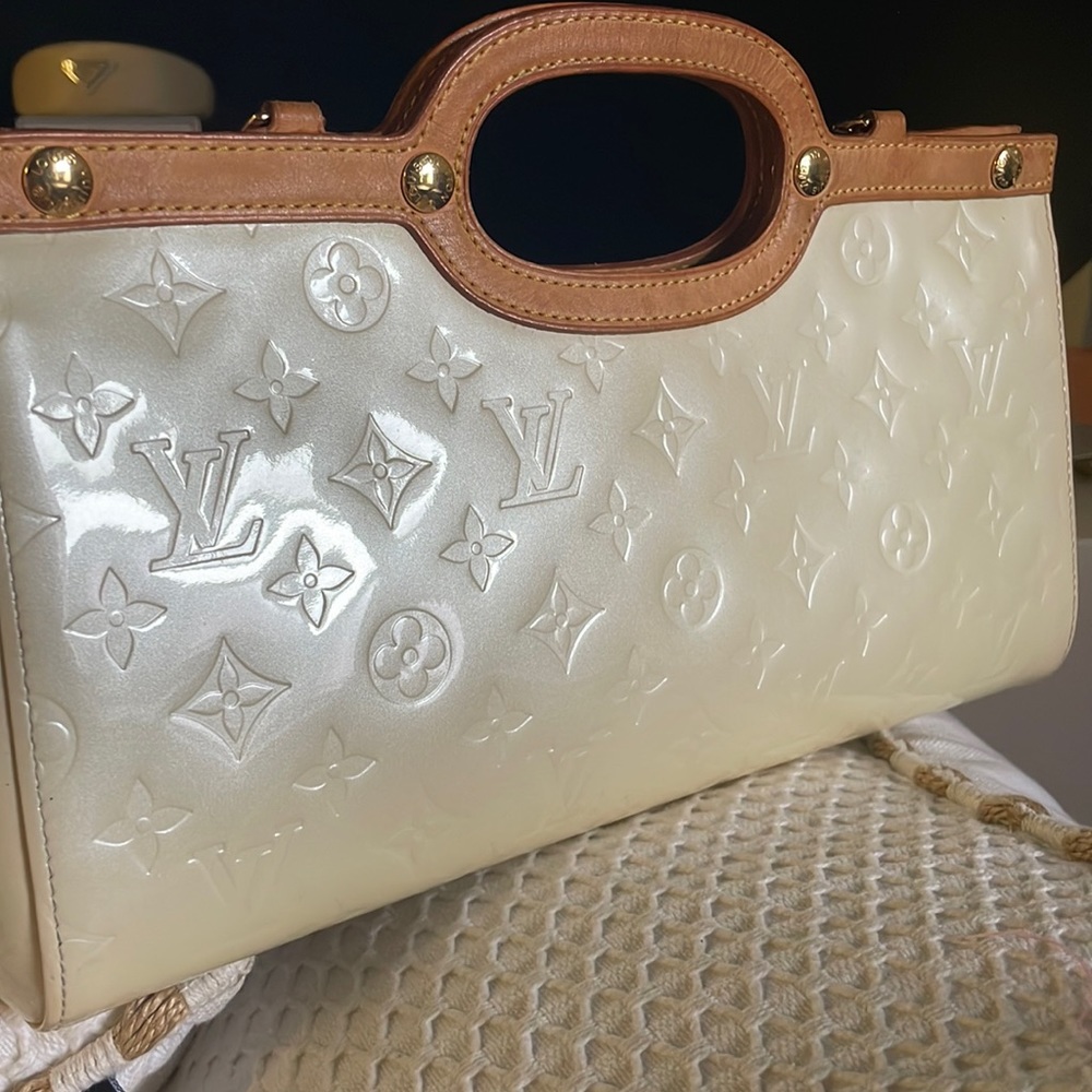Authentic Louis Vuitton Pearl Venis Purse